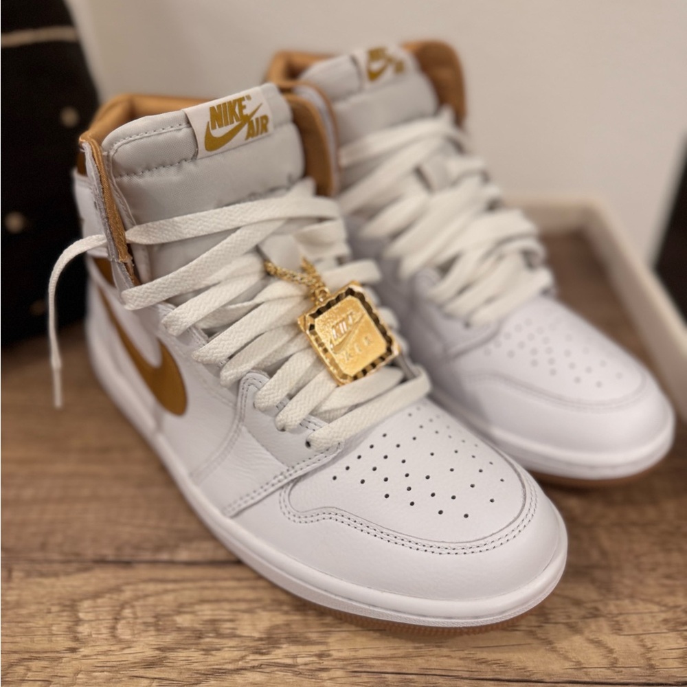 Air Jordan 1 Retro High OG White & Gold